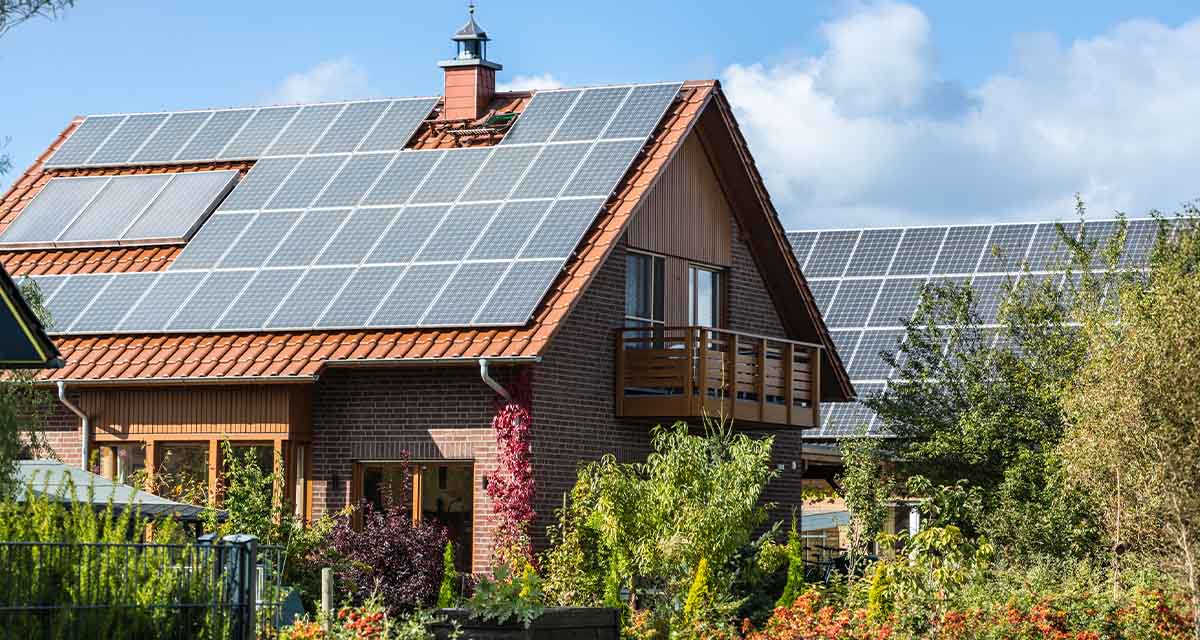 Case immerse nel verde che rispettano la distanza del fotovoltaico installato sul tetto